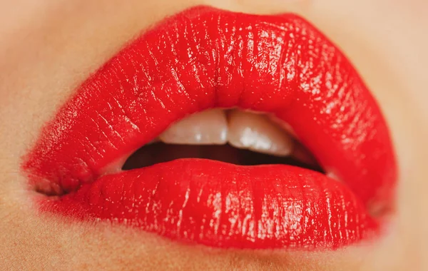 Nahaufnahme perfekte natürliche Lippe mit Make-up, weiblicher Mund. Plump sexy sinnlich volle Lippen. Makro Lippen und Mund. Schöne zarte Lippen. — Stockfoto