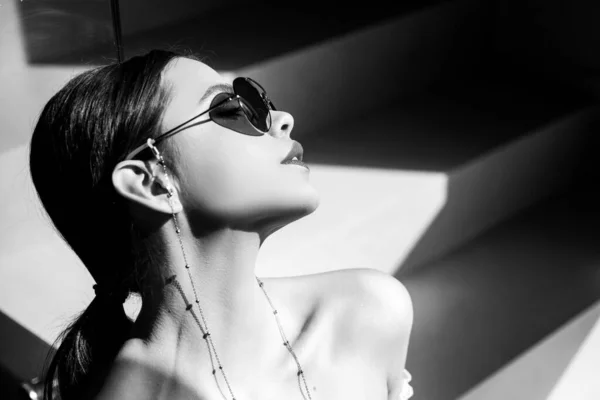 Κομψή γυναίκα μόδας σε γυαλιά ηλίου, μοντέρνα αξεσουάρ μόδας. — Φωτογραφία Αρχείου