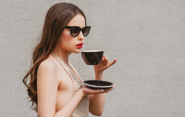 Coffee outdoor. Fashion vogue woman drinking from coffeecup. Americano cappuccino latte espresso. — Stock Photo, Image