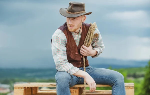 Ritratto di contadino o cowboy all'aperto. Cowboy con corda di lazo su sfondo cielo. — Foto Stock