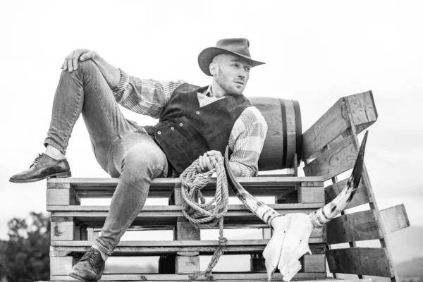 Cowboy con il cappello. La vita occidentale. Un bel contadino barbuto occidentale. Ritratto di uomo cowboy o contadino. Occidentale. Moda retrò da uomo, moda vintage, modello maschile brutale. — Foto Stock