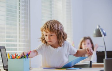 Okul günleri işte. Okula dönelim. İlkokul öğrencileri sınıfta. Bilgi günü.