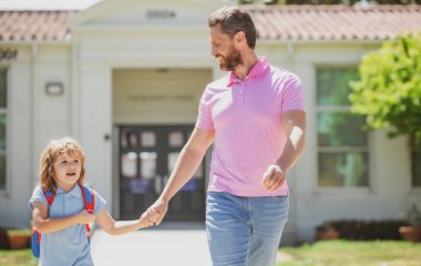 Okullu çocuk babamla aynı okula gidiyor. Ailesi birinci sınıfta küçük bir çocuğu yönetiyor..