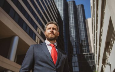 Ofisin dışında duran kendinden emin bir iş adamının portresi..