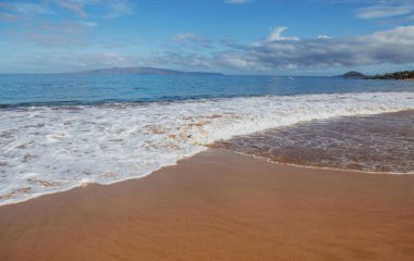 Plaj geçmişi. Kumlu sahilde sakin, güzel bir okyanus dalgası. Tropikal deniz manzarası.
