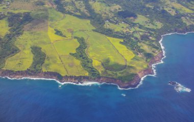 Maui, Hawaii 'nin batı kıyısındaki okyanus manzarası..