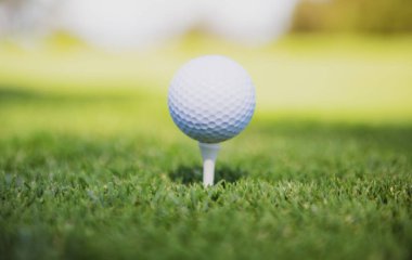 Golf topu atışa hazır..