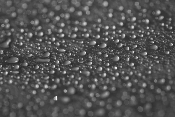 Laisse tomber la texture. Eau bleue de pluie humide sur fond de verre. Modèle de bulle. — Photo