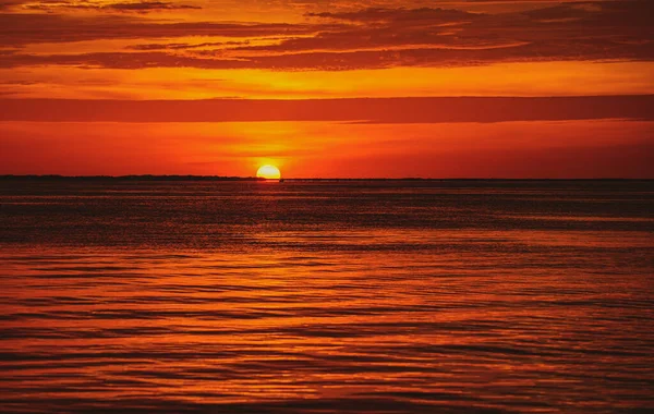 Sole al sorgere del sole sull'orizzonte. Tramonto naturale sull'oceano. Cielo drammatico. Passera di mare. — Foto Stock