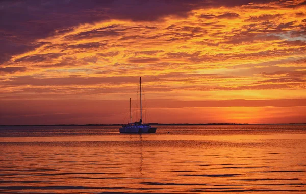 Sailboats at sunset. Ocean yacht sailing along water. Summer traveling. — Stock Photo, Image