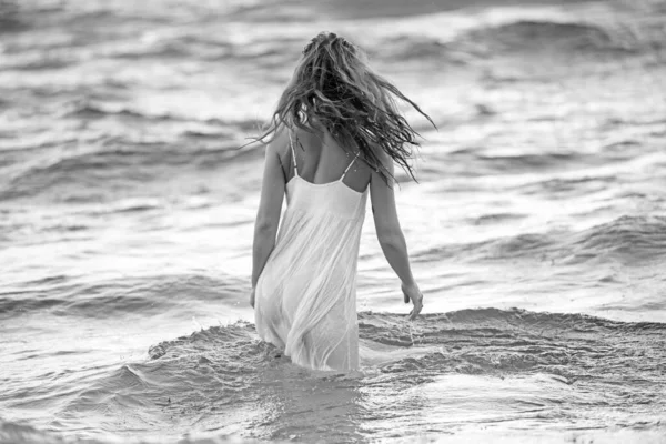 透明感のある夏服を着た若いセクシーな海の女性。夏のビーチ、官能的な女の子の体。女の子で白いドレスオントロピカルビーチ休暇. — ストック写真