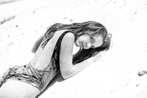 Summertime beach. Sandy woman on sandbeach. Sexy summer body. White sand. Vacation at Paradise. Ocean beach relax. — Stock Photo, Image