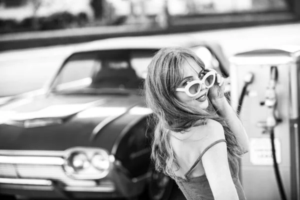 Kırmızı retro otomobil. Eski Amerikan arabası. Benzin istasyonunda gülümseyen kadın. — Stok fotoğraf