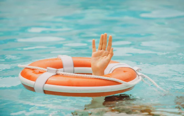 Wasserrettungsausrüstung. Rettungsschwimmring. Ertrinkende Person. Kein Schwimmen. — Stockfoto