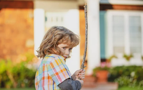 ADHD ou conceito de adaptação de crianças. Agressão infantil. Emoção de criança negativa. Rapaz agressor irritado com pau. — Fotografia de Stock