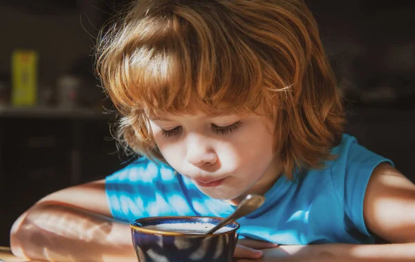 Odżywianie dzieci. Mały chłopiec je zupę. Zdrowe jedzenie dla dzieci. Żywność ekologiczna. — Zdjęcie stockowe