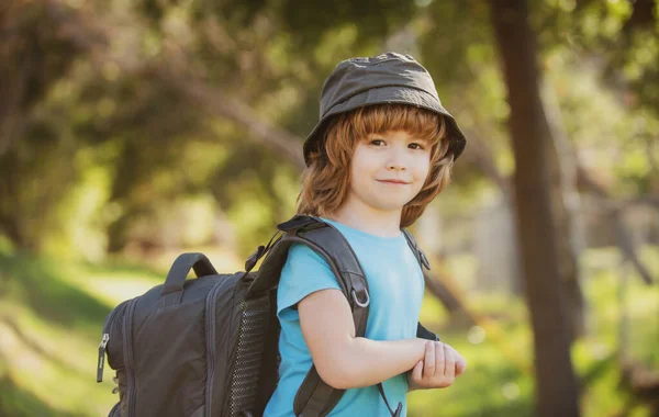 Menino com mochila caminhando em montanhas cênicas. Menino turista local vai em uma caminhada local — Fotografia de Stock