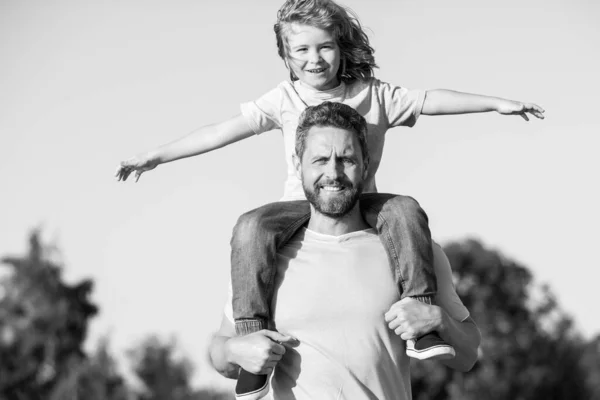 Vater und Sohn draußen. Wochenendaktivitäten glücklich Familie Lifestyle-Konzept. — Stockfoto