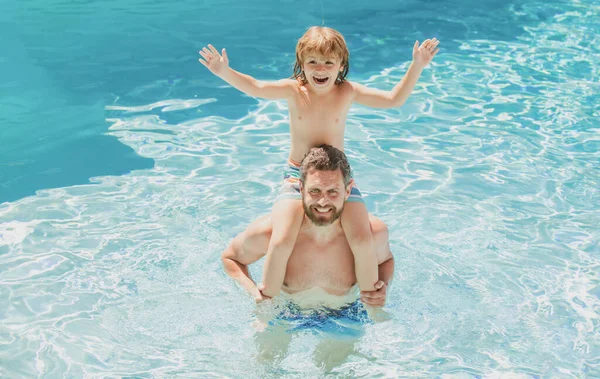爸爸们骑着孩子在游泳池里。积极休闲. — 图库照片