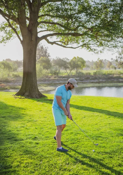 Gracz w golfa w słoneczny dzień. Golfista biorąc strzał na polu golfowym. — Zdjęcie stockowe