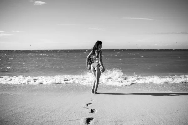 Beautiful caucasian sunbathed woman model in swimsuit posing on summer beach with white sand on blue sky on virginia or tenerife ocean background. Buttocks, butt, ass with pineapples. — Stock Fotó