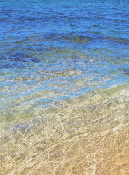 海洋抽象或波纹水纹理背景.用浪花和浪花使水面的纹理平静.摘要自然背景。蓝色海水的表面. — 图库照片