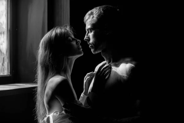 Yatak odasında, romantizmde ve şefkatte birbirine sarılan güzel bir çiftin yakın yüzü.. — Stok fotoğraf