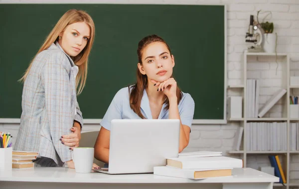 Studenten meisjes vrienden in de klas op school college of universiteit op schoolbord achtergrond. Leren en voorbereiden op examen met vrienden. — Stockfoto