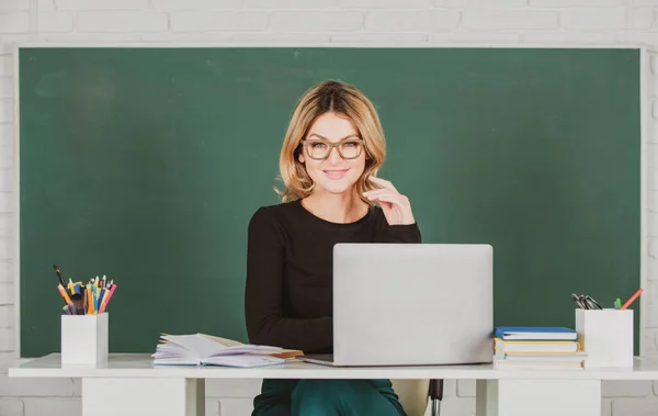 Πορτρέτο της γυναίκας εκπαιδευτικός διδάσκει σε απευθείας σύνδεση μέσω webcam μαθητές με φορητό υπολογιστή στην τάξη. — Φωτογραφία Αρχείου