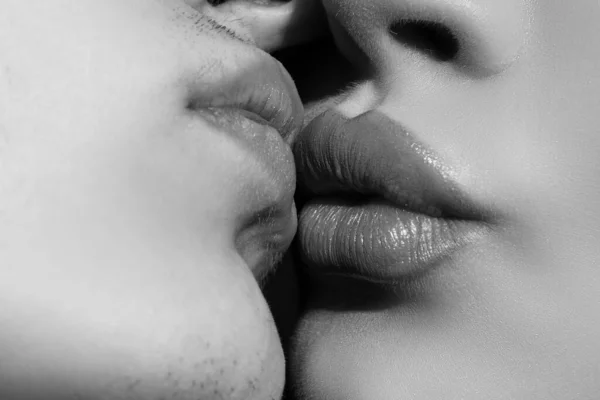 Un beso sensual de cerca. Primer plano dos labios besar sensual íntimo, joven hombre mujer beso. Imagen de stock