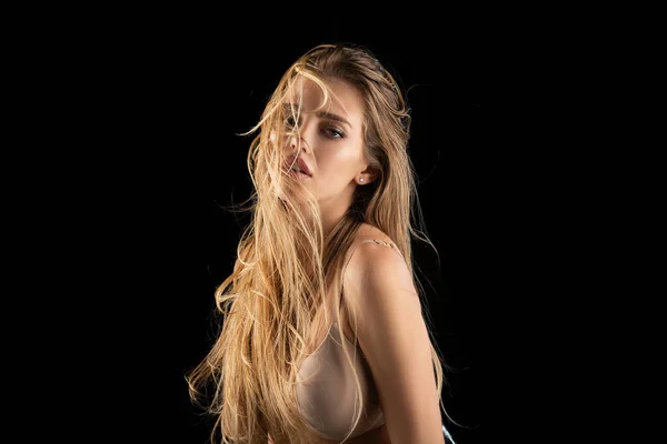 Parlak saçlı güzel bir kadın. Genç kızın güzel yüzü. Stüdyoda poz veren seksi kadın model. Güzellik salonu reklamı.. — Stok fotoğraf