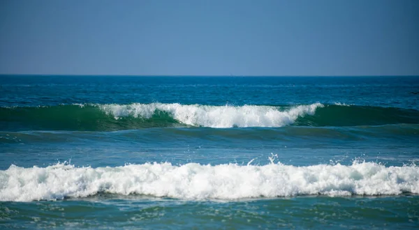 Panorama de ondas oceânicas em um mar tropical com profundas mandíbulas azuis. Água do mar calma, fundo do oceano. Paisagem panorâmica. — Fotografia de Stock