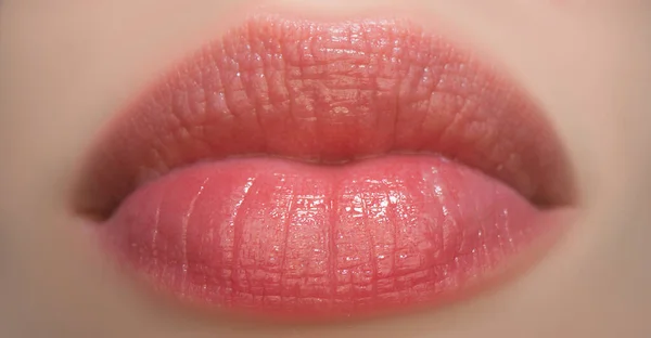 天然唇。性感女人的嘴，皮肤背景. — 图库照片