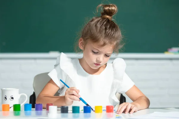 Meisjes tekenen kleurrijke plaatjes met potloodkrijtjes in de klas. Kinderen schilderen. Voorschools onderwijs. — Stockfoto