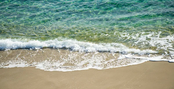 Praia de verão, ondas oceânicas em um mar tropical com mandíbulas azuis profundas. Mar calmo, fundo do oceano. — Fotografia de Stock