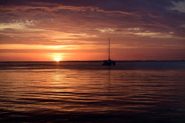 A paisagem marinha ao nascer do sol sobre o mar. Água do mar calma. Bela paisagem nublada sobre o mar, tiro ao nascer do sol. — Fotografia de Stock