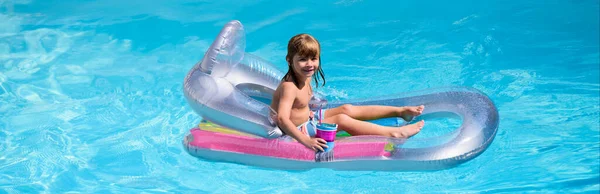 Niños feliz verano. Vacaciones de verano. Niño en la piscina. Niño nadando en la piscina. Chico gracioso en colchón de goma inflable. Banner para cabecera, espacio de copia. Póster de diseño web. —  Fotos de Stock