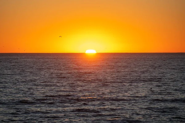 Atardecer dorado en el mar. paisaje con puesta de sol sobre el océano. — Foto de Stock