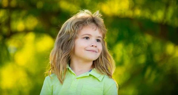 Retrato de un lindo niño en el parque de primavera. Niño feliz divirtiéndose al aire libre. — Foto de Stock