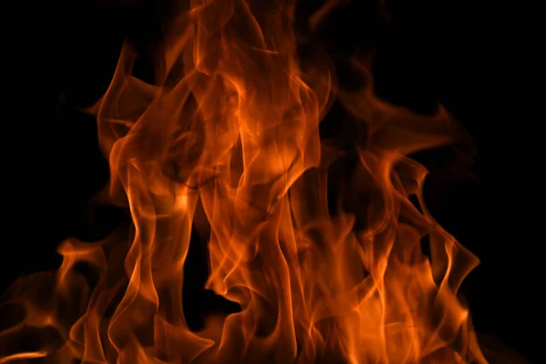Brand låga brinnande och brand glödande på svart bakgrund. — Stockfoto