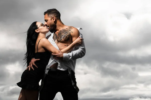Beautiful naked couple of lovers kissing. Beautiful woman and sexy man boyfriend. Man embracing and going to kiss sensual woman. — Stok fotoğraf