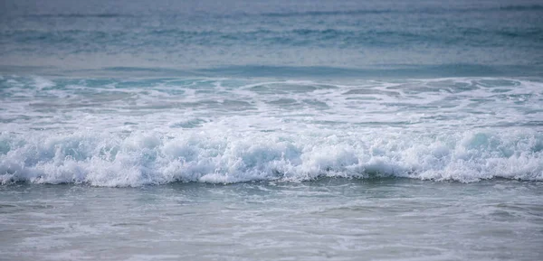 Panorama de aguas oceánicas tropicales, olas marinas. Agua tranquila, fondo oceánico. Paisaje marino panorámico. — Foto de Stock