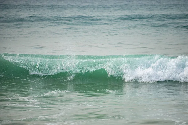 夏天的海滩，海浪在热带的海面上，有深蓝色的波浪。平静的大海大海背景. — 图库照片