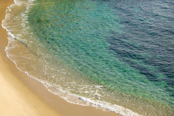 Panorama de aguas oceánicas tropicales, olas marinas. Agua tranquila, fondo oceánico. Paisaje marino panorámico. —  Fotos de Stock