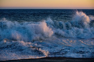 Deniz yüzeyi yaz dalgası arka planı. Güzel yaz plajı, deniz ya da okyanus doğası. Manzaralı deniz manzarası. Sakin deniz suyu.