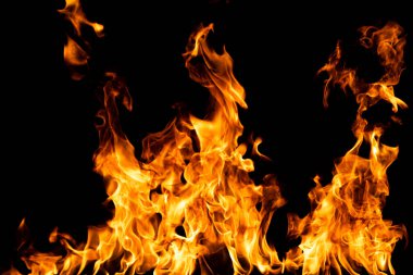 Yangın alevleri siyah arka planda izole edildi. Ateş yakma alevi izole, yanan sanat tasarımı kavramı ve metin için boşluk.