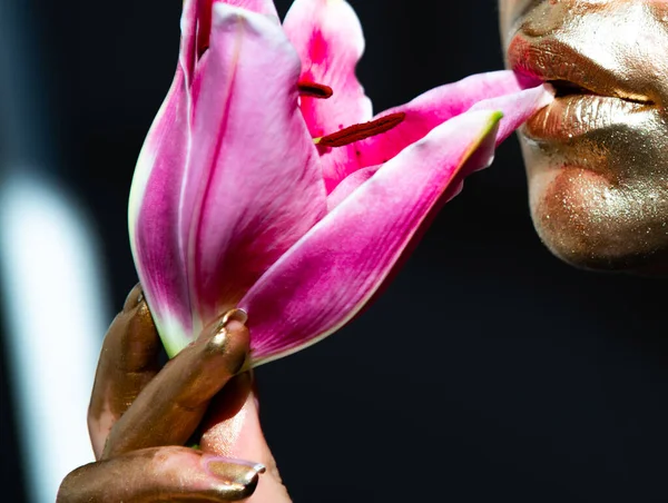 Gold sexy weibliche Lippen, schöne Lippen, Schönheit goldenen Frauenmund. Goldener Lippenstift. — Stockfoto