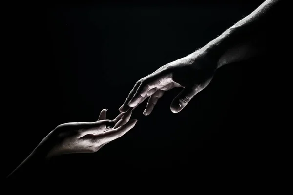 Två händer i avskedsögonblicket. Romantisk beröring med fingrar. Hjälp din vän genom en tuff tid. Räddningsgest, stöd, vänskap och frälsning koncept. Man och kvinna håller varandra i handen. — Stockfoto