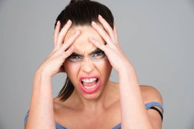 Üzgün ve kızgın bir yüz. Duygusal sinirli kadın, üzgün kız. Çığlık, nefret, öfke. Düşünceli kadın öfkeli, kızgın ve stresli..