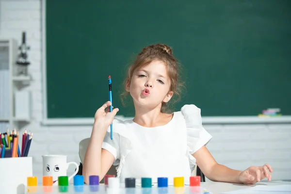 Niña en la escuela dibuja con pinturas. Niños artista creatividad. Educación en la primera infancia. —  Fotos de Stock